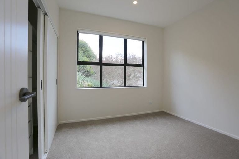 Photo of property in 1b Kirkdale Place, Northcross, Auckland, 0632