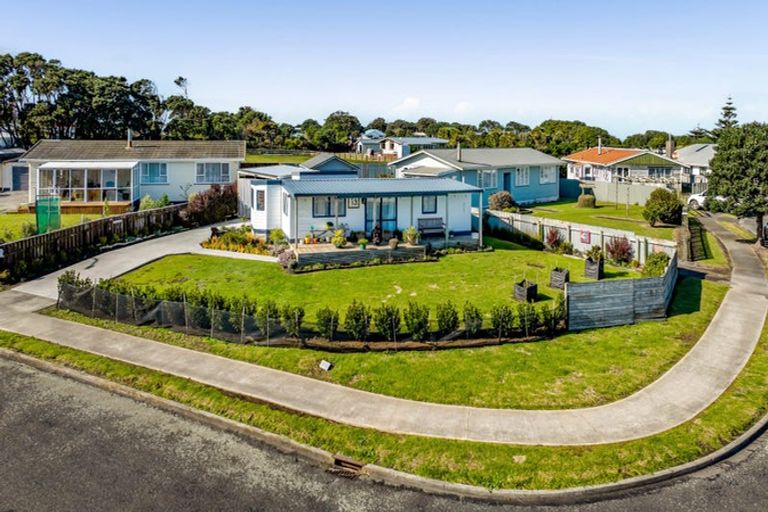 Photo of property in 13 Hickey Place, Opunake, 4616