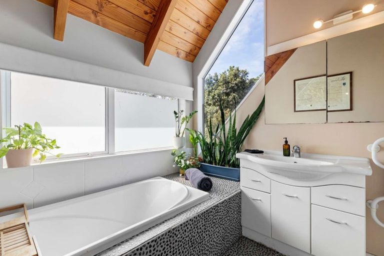 Photo of property in 1 Dorothy Road, Laingholm, Auckland, 0604