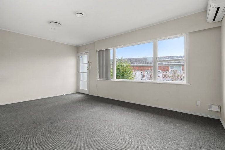 Photo of property in 2/8 Winspear Place, Manukau, Auckland, 2025