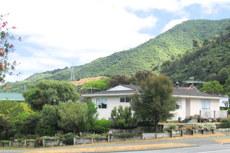 Photo of property in 17 Larchmont Grove, Totara Park, Upper Hutt, 5018