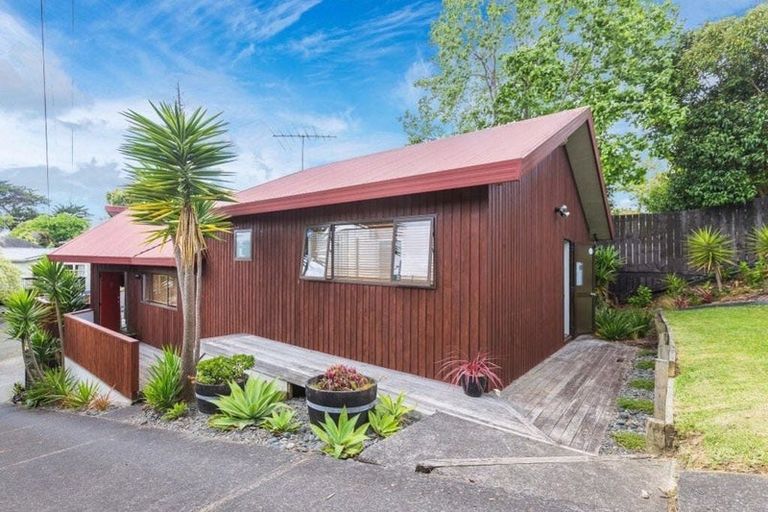 Photo of property in 1/15 Aorangi Place, Birkenhead, Auckland, 0626