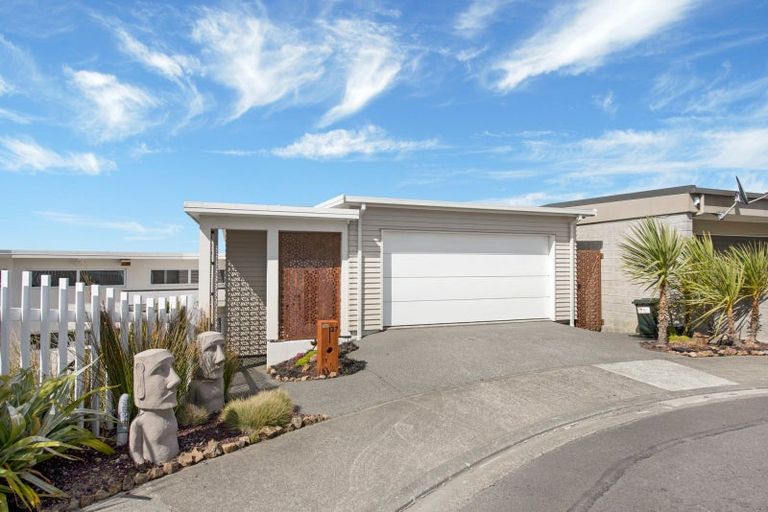 Photo of property in 27 Cromwell Point, Newlands, Wellington, 6037