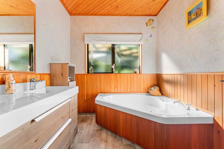 Photo of property in 20 Manganese Point Road, Tamaterau, Whangarei, 0174