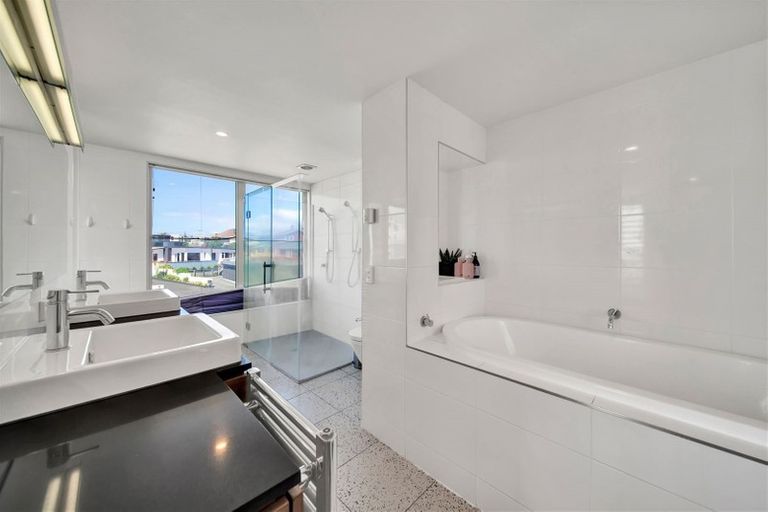 Photo of property in Weekeston Apartments, 2 Nobs Line, Strandon, New Plymouth, 4312