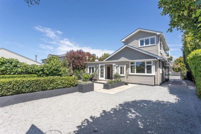 Photo of property in 100 Saint Andrews Square, Strowan, Christchurch, 8052