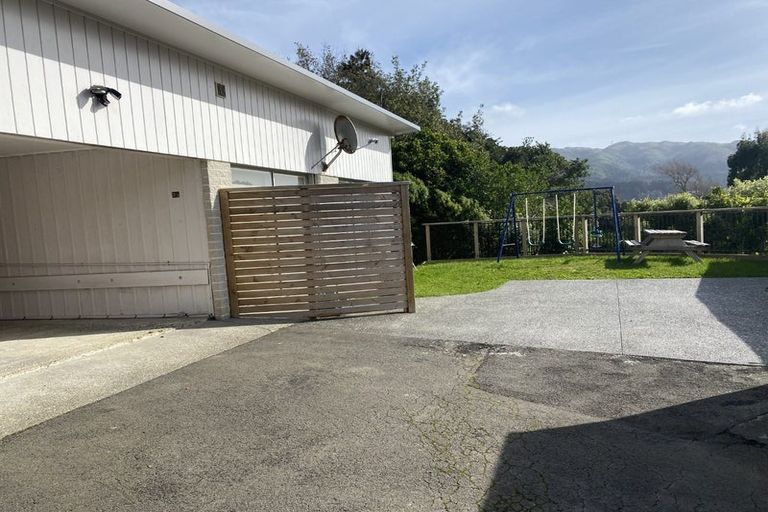 Photo of property in 3d Peckham Grove, Tawa, Wellington, 5028
