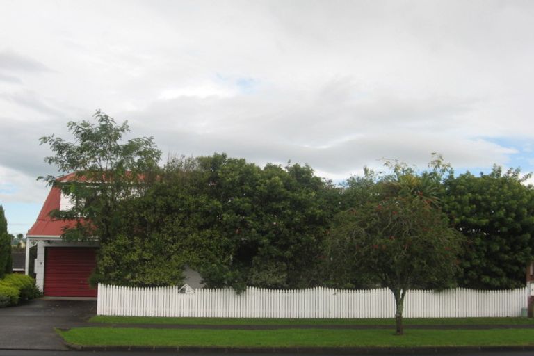 Photo of property in 2/83 Aviemore Drive, Highland Park, Auckland, 2010