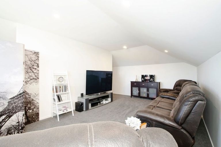 Photo of property in 5 Dumas Place, Rosehill, Papakura, 2113