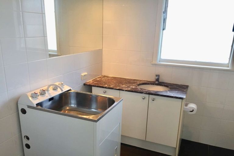 Photo of property in 136 Onewa Road, Northcote, Auckland, 0627