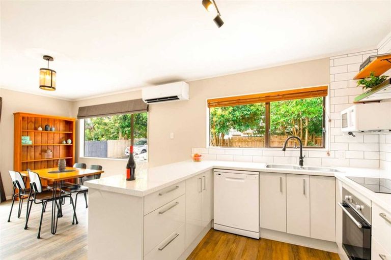 Photo of property in 2/123 Millbrook Road, Sunnyvale, Auckland, 0612