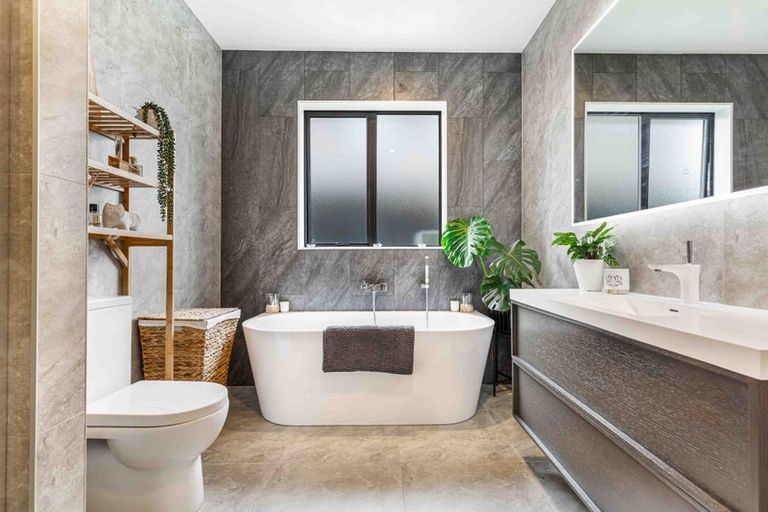 Photo of property in 16 Sir Lincoln Drive, Kumeu, 0810