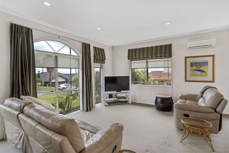 Photo of property in 8 Lorikeet Place, Unsworth Heights, Auckland, 0632