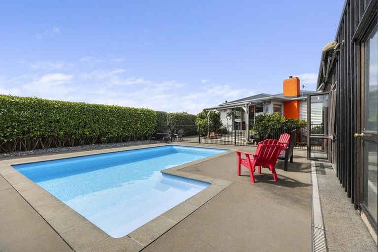Photo of property in 8 Blenheim Place, Vogeltown, New Plymouth, 4310