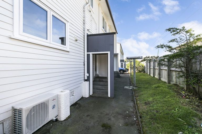 Photo of property in 2/55 Apu Crescent, Lyall Bay, Wellington, 6022