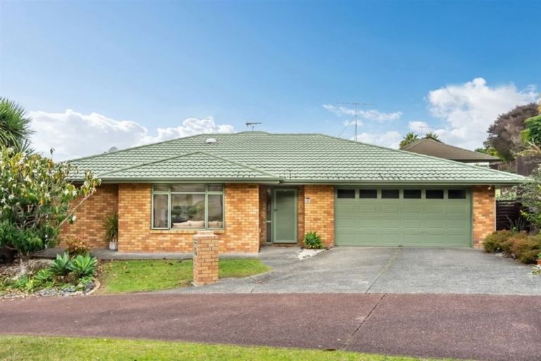 Photo of property in 32 Woodridge Avenue, Northcross, Auckland, 0630