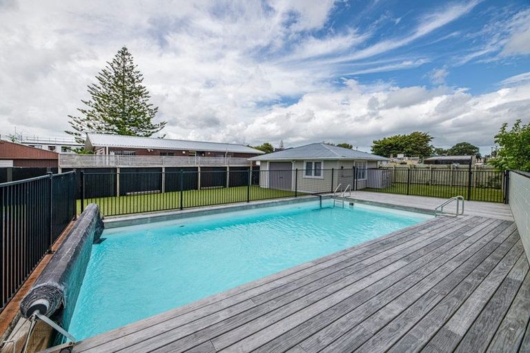 Photo of property in 13 Peachgrove Road, Te Atatu Peninsula, Auckland, 0610