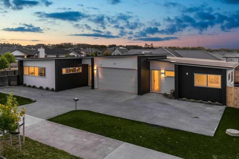 Photo of property in 19b Robert Might Road, Kumeu, 0810