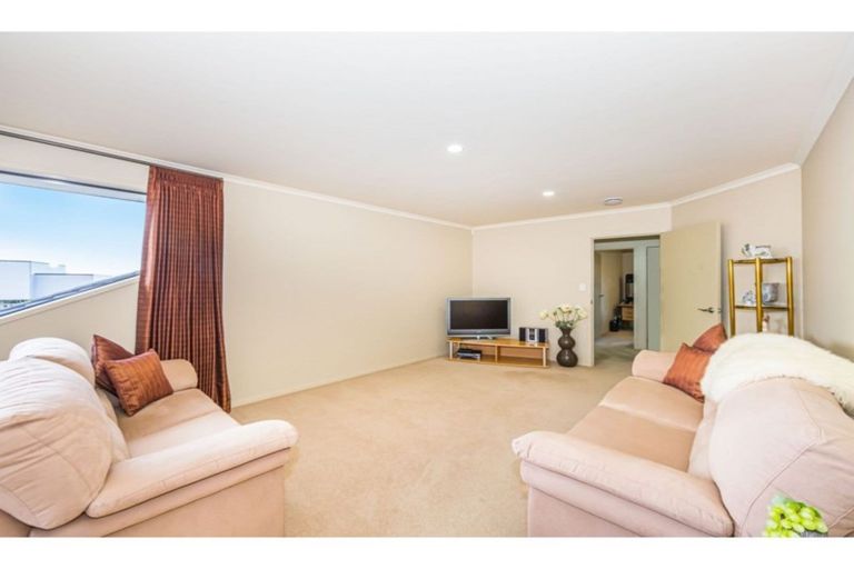 Photo of property in 66 Grovenor Drive, Orewa, 0931