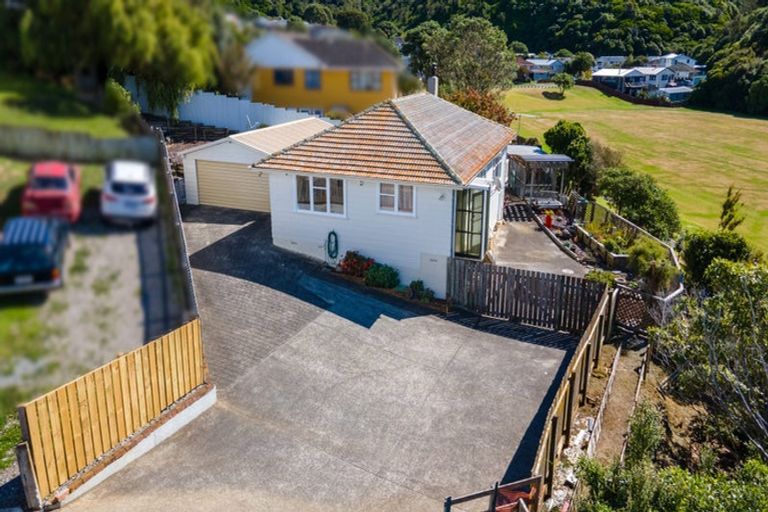 Photo of property in 34 Takapuwahia Drive, Takapuwahia, Porirua, 5022