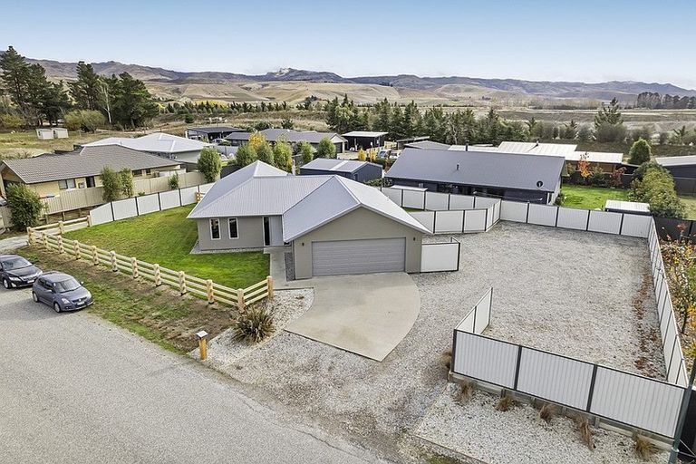 Photo of property in 37 Missy Crescent, Mount Pisa, Cromwell, 9383