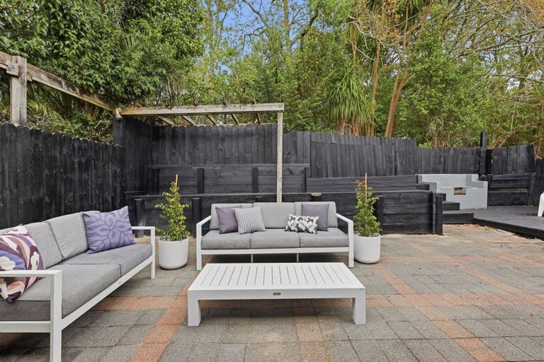 Photo of property in 2/12 Mahuta Grove, Northcote, Auckland, 0627