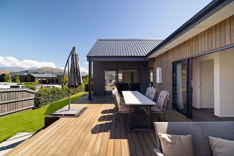 Photo of property in 14 Mount Nicholas Avenue, Wanaka, 9305