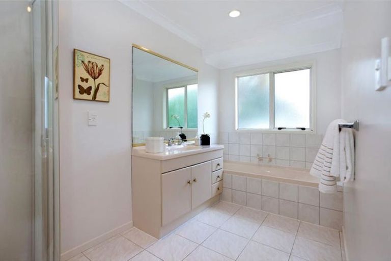 Photo of property in 28 Frank Nobilo Drive, Golflands, Auckland, 2013