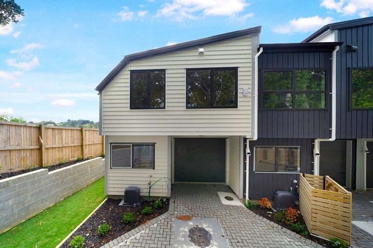 Photo of property in 2/114 Don Buck Road, Massey, Auckland, 0614