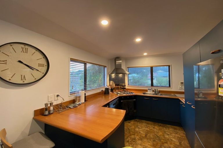 Photo of property in 4a Stella Grove, Newlands, Wellington, 6037