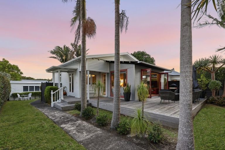 Photo of property in 18 Alberta Street, Point Chevalier, Auckland, 1022