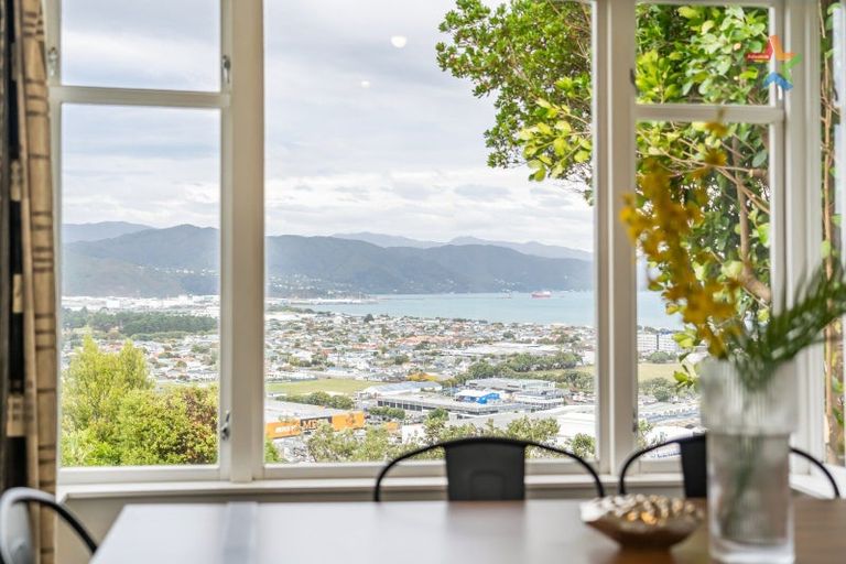 Photo of property in 20 Walnut Way, Maungaraki, Lower Hutt, 5010