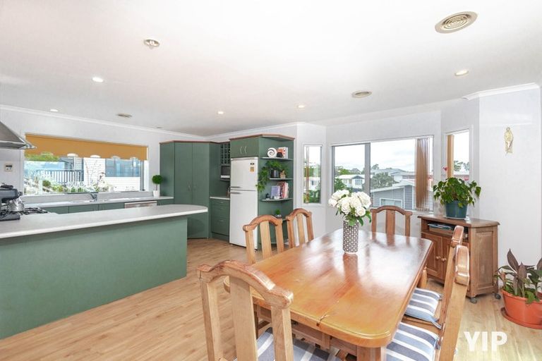 Photo of property in 12 Dress Circle, Newlands, Wellington, 6037