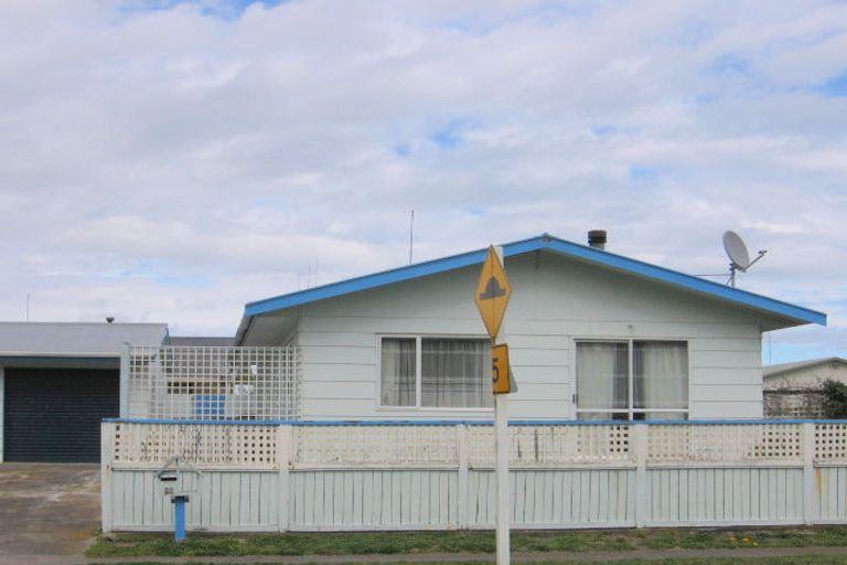 Photo of property in 28 Cousins Avenue East, Foxton Beach, Foxton, 4815