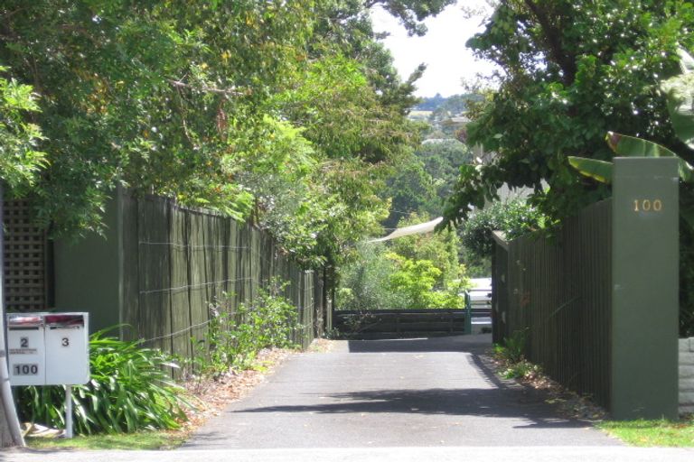 Photo of property in 2/100 Aberdeen Road, Campbells Bay, Auckland, 0620