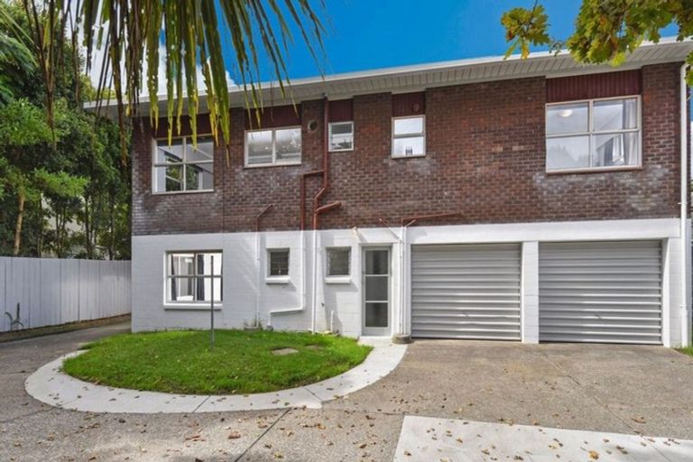 Photo of property in 2/240 Forrest Hill Road, Forrest Hill, Auckland, 0620