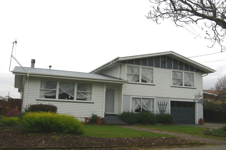 Photo of property in 28 Peters Avenue, Cloverlea, Palmerston North, 4412