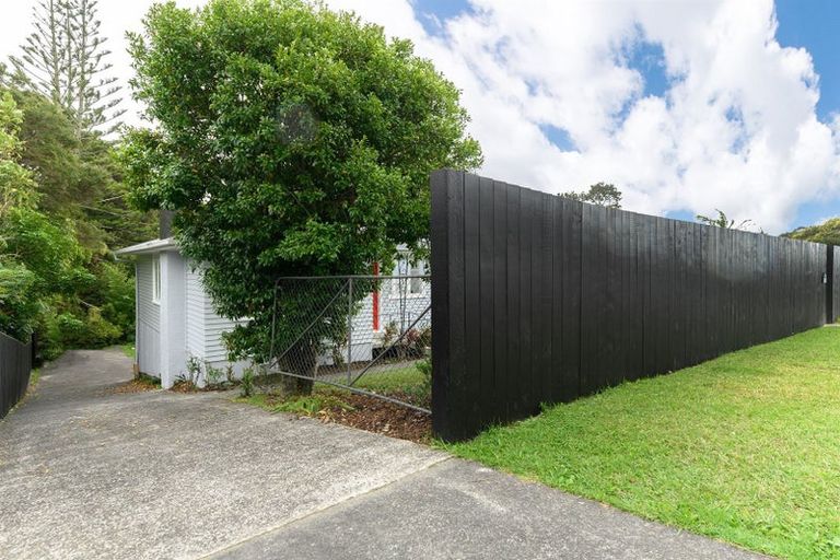 Photo of property in 30 Glen Marine Parade, Glendene, Auckland, 0602
