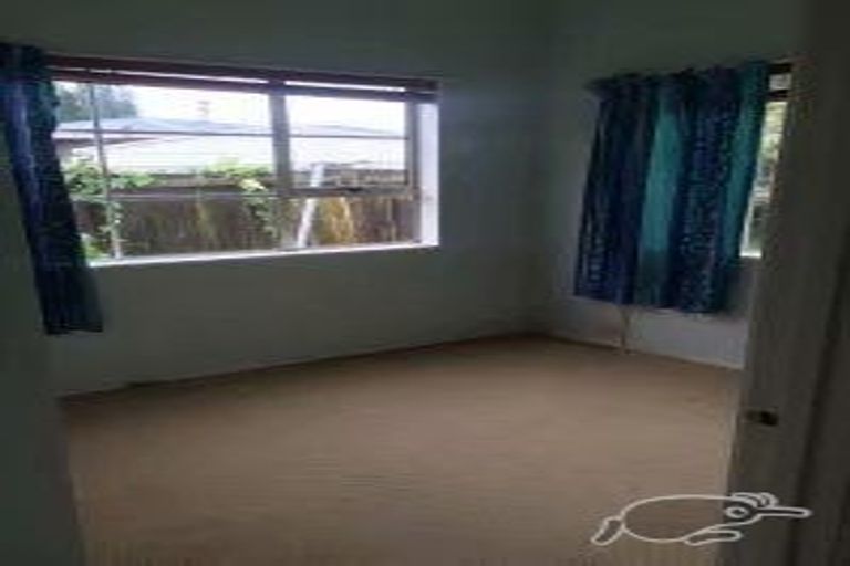 Photo of property in 2/56 Northcote Road, Northcote, Auckland, 0627
