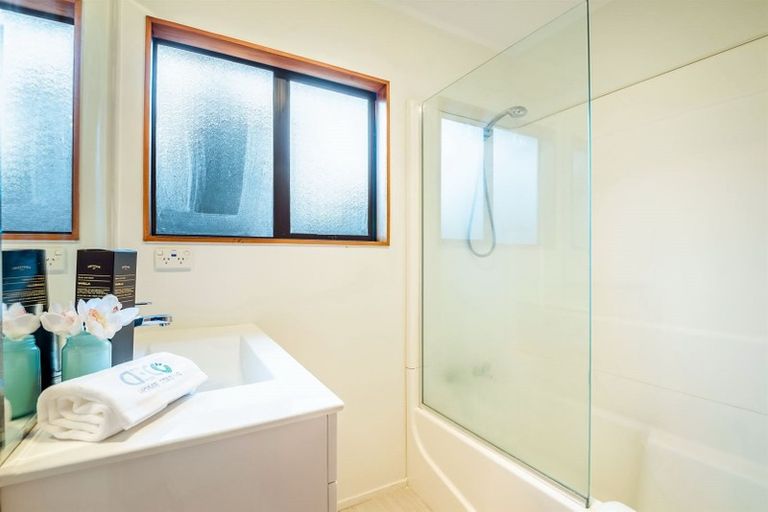 Photo of property in 1/29 Radiata Lane, Chatswood, Auckland, 0626