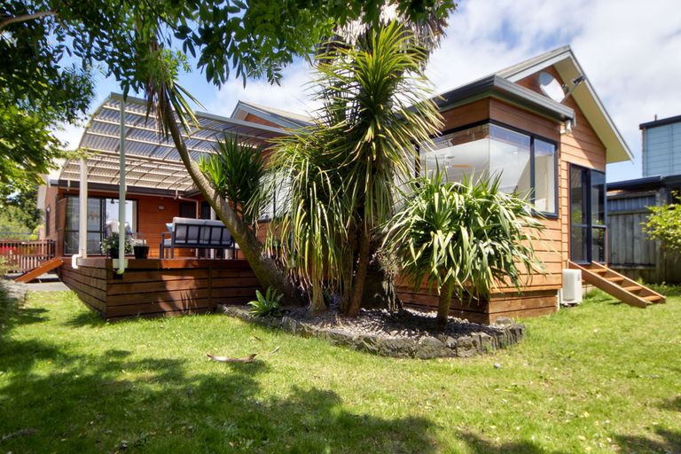 Photo of property in 3 Avonleigh Road, Green Bay, Auckland, 0604