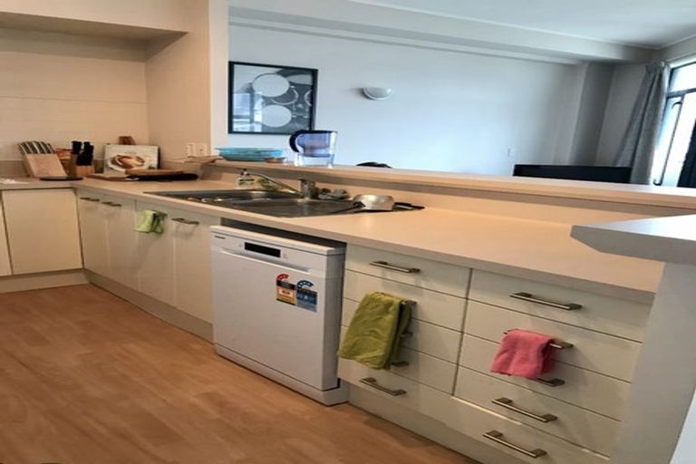 Photo of property in 17 Kent Terrace - Kent Apartments, 6d/16 Kent Terrace, Mount Victoria, Wellington, 6011