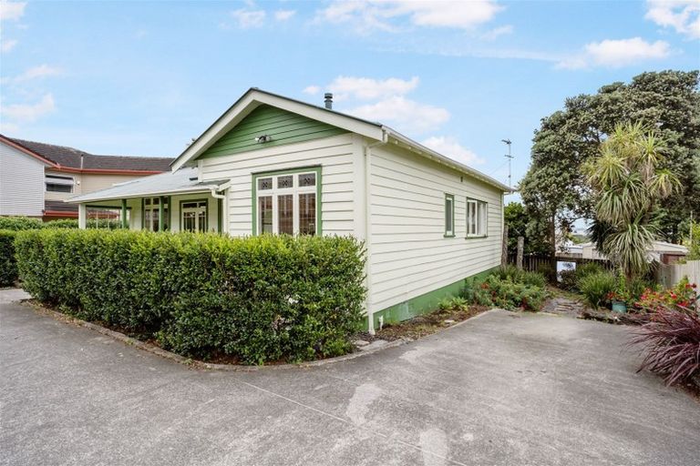 Photo of property in 21 Farquhar Road, Glendene, Auckland, 0602
