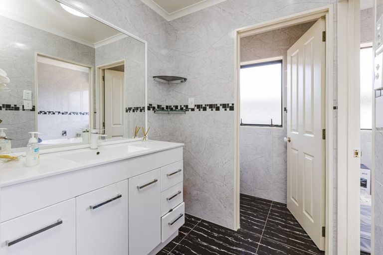 Photo of property in 17 Reyland Close, Weymouth, Auckland, 2103