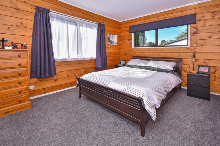 Photo of property in 16 Pinehurst Place, Wattle Downs, Auckland, 2103