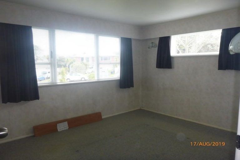 Photo of property in 2 Nielsen Place, Massey, Auckland, 0614