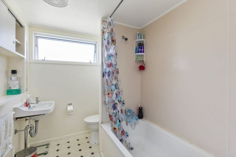 Photo of property in Lynbrae Court Flats, 17/4 Dr Taylor Terrace, Johnsonville, Wellington, 6037