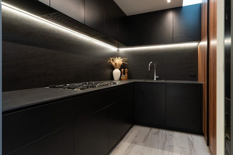 Photo of property in 49 Saint Andrews Square, Strowan, Christchurch, 8052