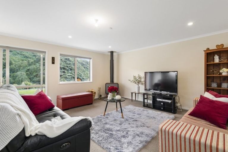 Photo of property in 103 Stratton Street, Normandale, Lower Hutt, 5010