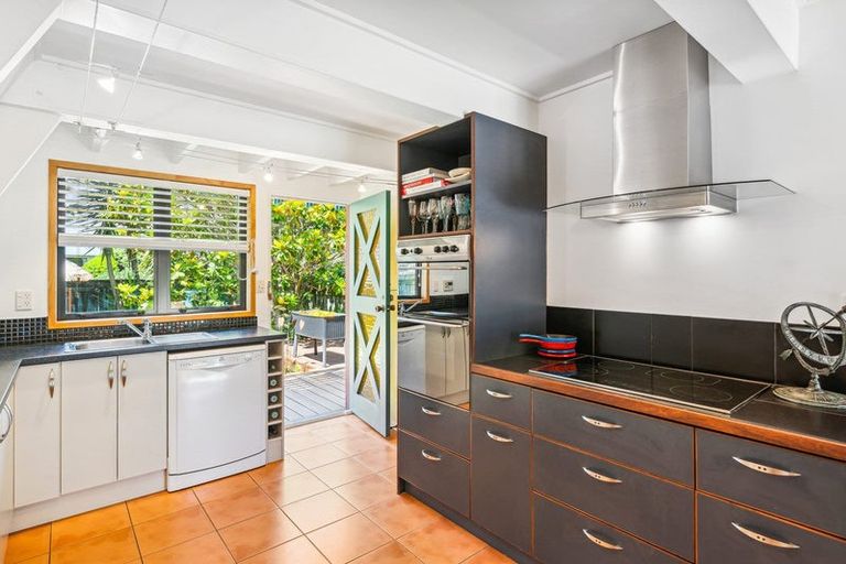 Photo of property in 10 Hastings Street, Waikanae Beach, Waikanae, 5036